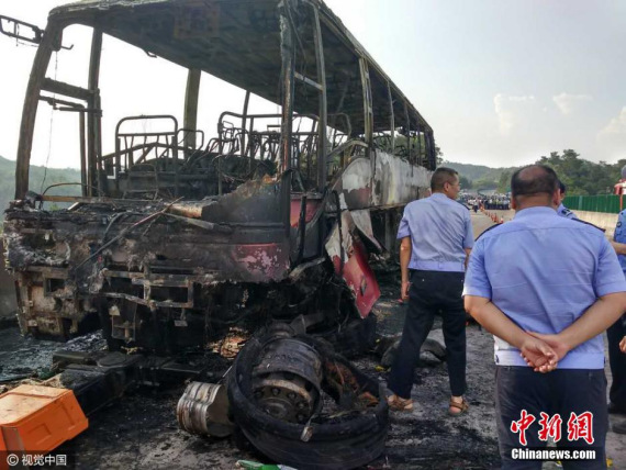 A fire reduces a tour bus into charred frames on Sunday morning. (Photo: Chinanews.com/CFP)