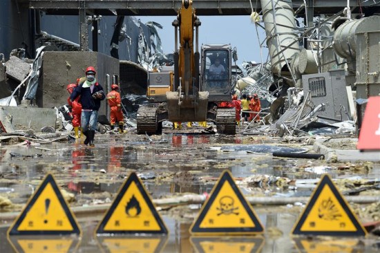 Firefighters clear hazardous chemicals at a solar panel factory in Funing County of Yancheng, east China's Jiangsu Province, June 26, 2016. (Xinhua/Han Yuqing)
