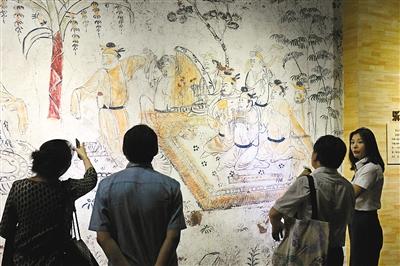 A new exhibition of Tang Dynasty relics is now being shown at the Shaanxi History Museum. The collection consists of 16 pieces and paintings, and presents a vivid picture of China's cultural past. (Photo/CCTV.com)