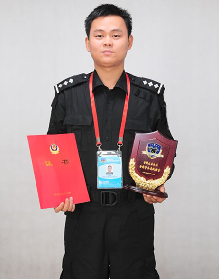 Hu Guangzhi, a narcotics officer of the Public Security Bureau in Huarong county, Hunan province, has been awarded the national Third-highest Citation for Bravery for his heroic actions in fighting with a drug ring in Nov.(Photo/Provided to chinadaily.com.cn)
