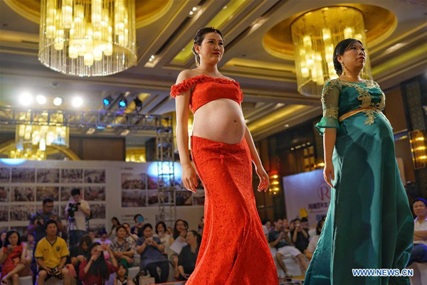 Pregnant women take part in a fashion show in Chongqing, southwest China, May 5, 2016. (Photo/Xinhua)