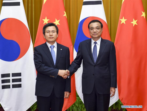 Chinese Premier Li Keqiang (R) holds talks with South Korean Prime Minister Hwang Kyo-ahn who came to visit China and attend the Annual Meeting of the New Champions 2016, or the Summer Davos Forum, in Beijing, capital of China, June 28, 2016. (Xinhua/Li Xueren)