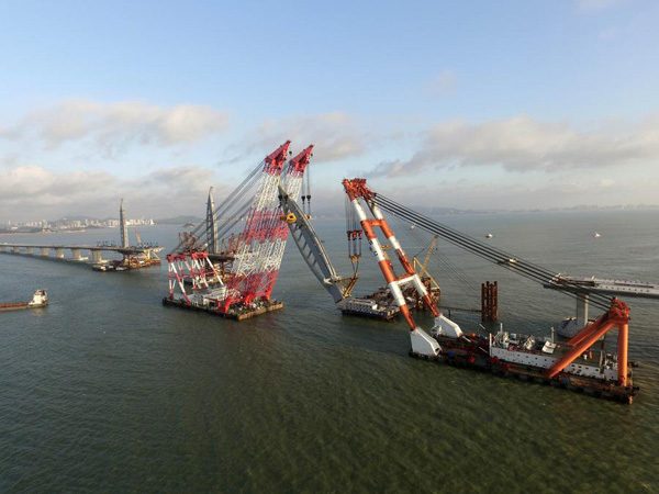  Workers install the last tower of the Hong KongCZhuhaiCMacao Bridge on June 2, 2016. (Photo/Xinhua)
