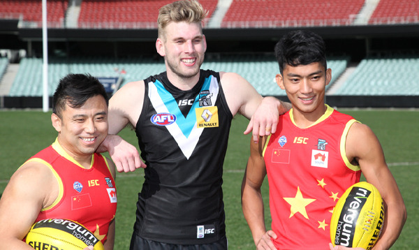 Chen Shaoliang (right) in his Team China guernsey, alongside Port Adelaide footballer Jackson Trengove (middle), during a visit to South Australia in 2014. (Photo provided to chinadaily.com.cn)