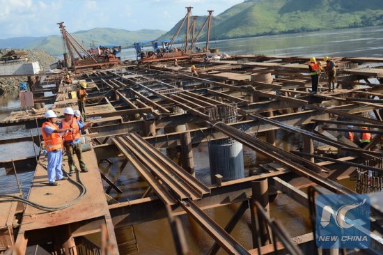 Staff with China railway seventh group CO. discusses with workmate on how to construct on the bridge floor at a construction site of an international port in Matadi, the Democratic Republic of Congo (DR Congo), April 30, 2016. (Xinhua/Wang Bo) 