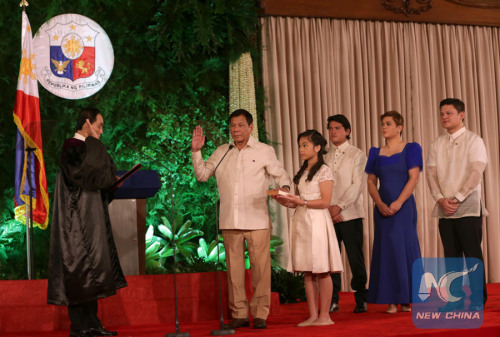 Rodrigo Duterte (2nd L) takes his oath during his inauguration as the 16th President of the Philippines at the Malacanang Palace in Manila, the Philippines, June 30, 2016. (Xinhua/Presidential Palace of the Philippines)