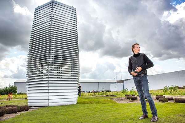 Dutch artist Daan Roosegaarde tests his Smog Free Tower, a giant electronic vacuum cleaner, in the yard at his studio in Rotterdam, the Netherlands. Photo provided to China Daily