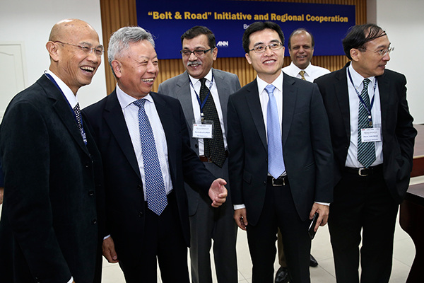 Jin Liqun (second from left), president of the Asian Infrastructure Investment Bank, and Zhou Li (fourth from left), editorial board member of China Daily, attend the Belt and Road Initiative and Regional Cooperation seminar with other Asian media representatives in Beijing on Tuesday. (Feng Yongbin/China Daily)