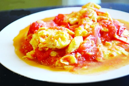 The combo of red and yellow has earned the uniform a moniker: scrambled eggs, a household dish in China. (file photo)