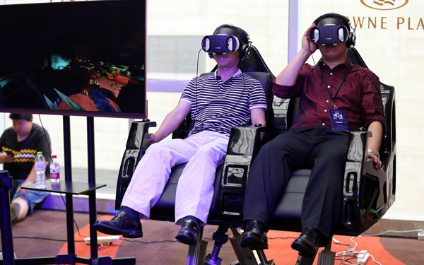Attendees of Baofeng Technology's products launch event experience the company's latest generation mobile VR devices, May 31, 2016. (Photo provided to chinadaily.com.cn)