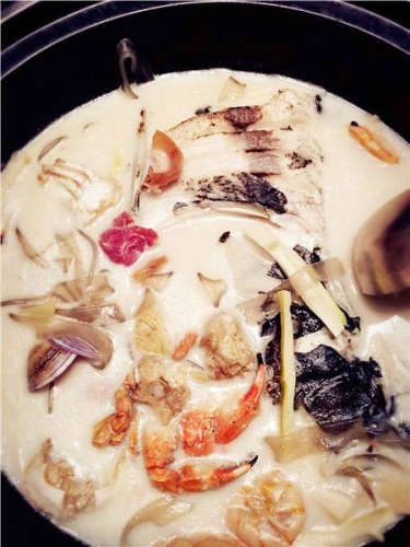 Fish-head soup is a signature dish of Seafood House in Ningbo, Zhejiang province. (Photo by Xu Xiaomin/China Daily)