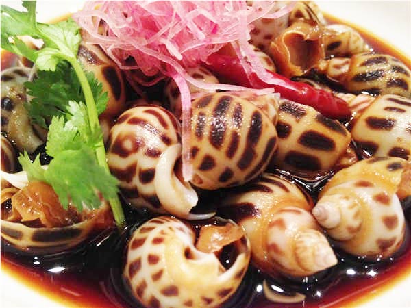 Specially preserved snail is a signature dish of Seafood House in Ningbo, Zhejiang province. (Photo by Xu Xiaomin/China Daily)