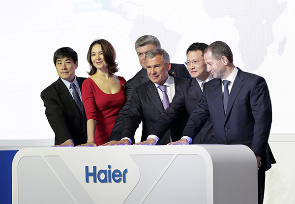 Chinese and Russian managers pose for a group photo at the launch of Haier Group's refrigerator factory at Kamsky Industrial Park, Naberezhnye Chelny, an important industrial city in the Russian province of Tatarstan. (Photo provided to China Daily)