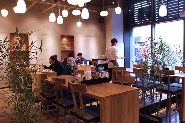 Customers enjoy health food at an Obentos restaurant in Beijing. (Guan Xin/China Daily)