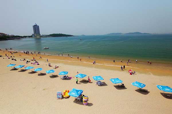 Photo taken on June 1, 2016 shows the No 1 bathing beach of Qingdao, East China's Shandong province, June 1, 2016. To meet the needs of tourists, the No 1 bathing beach of Qingdao opened to the public one month earlier than previous years. (Photo/Xinhua)