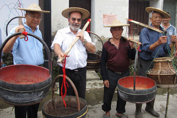 Jose Graziano da Silva (Second from left), Director-General of the Food and Agriculture Organization of the United Nations, poses with farmers in Longxian village, Qingtian county, East China's Zhejiang province, on Sunday. 
