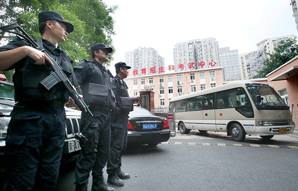A SWAT team delivers gaokao examination papers for the first time in Beijing on Tuesday. CAO BOYUAN/CHINA DAILY