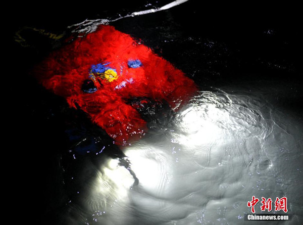 The robot dived twice into the water, located the boat and sent back images of the victims and other objects in the boat. (Photo: China News Service/Liu Zhongjun)