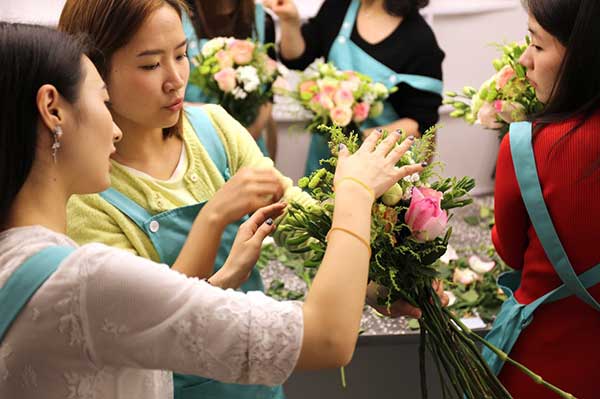 Florists at work in Floral Keys, a Shanghai-based flower supplier. (Photo provided to China Daily)