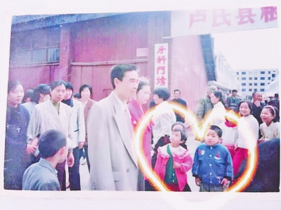 Newly-weds Wang Ming (boy in blue) and Zhu Haiyan (girl in pink) appear in the same photo taken 20 years ago. (Photo/dahe.cn)