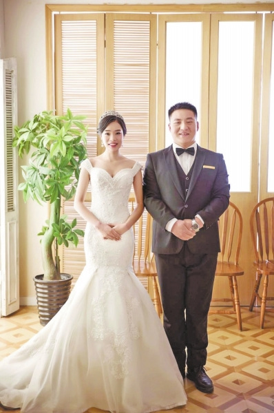 Wang Ming (R) and Zhu Haiyan (L) in a wedding photo. (Photo/dahe.cn)