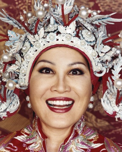 Yue-Sai Kan, creator of a Chinese cosmetics empire, smiles for the camera at the restaurant The Door, September 2002, Shanghai. (Photo provided to China Daily)
