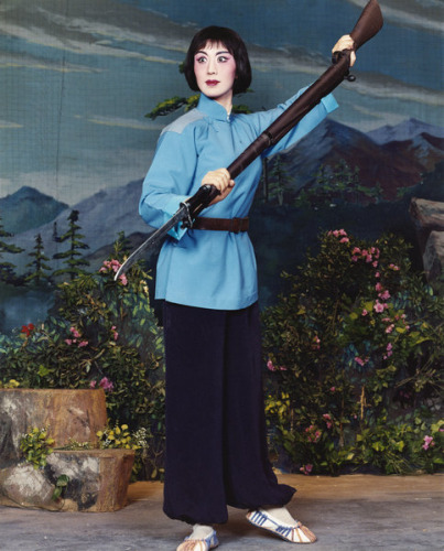 Shi Min plays the role of a revolutionary hero in the play Du Juan Shan, at the Yi Fu Theatre, October 2002, Shanghai. (Photo provided to China Daily)