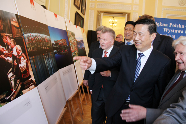 Guo Weimin, vice-minister of the State Council Information Office, visits a photo exhibition in Warsaw, Poland, on Tuesday. (Xinhua)