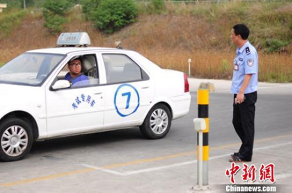 A man takes a driving license exam. (File photo/chinanews.com)