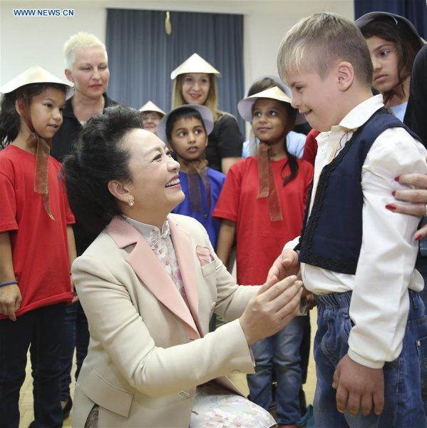 Peng Liyuan (L, front), Chinese President Xi Jinping's wife, visits the elementary school Sava Jovanovic Sirogojno for children with disabilities, together with Dragica Nikolic, wife of Serbian President Tomislav Nikolic, in Belgrade, Serbia, June 18, 2016. (Xinhua/Ding Lin)