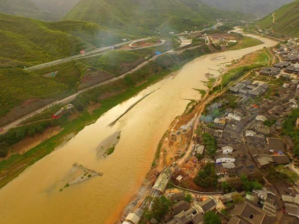 The photo taken on April 16, 2016, shows Tucheng town and the Chishui River. [Photo/Xinhua]