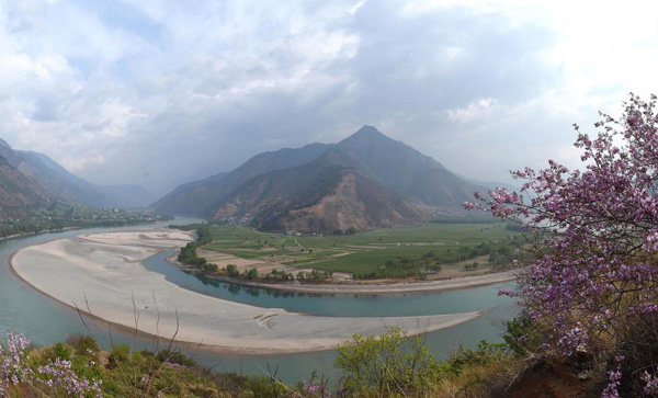 The photo taken on March 29, 2016, shows the Yangtze River at Shigu town in Yunnan province. [Photo/Xinhua]