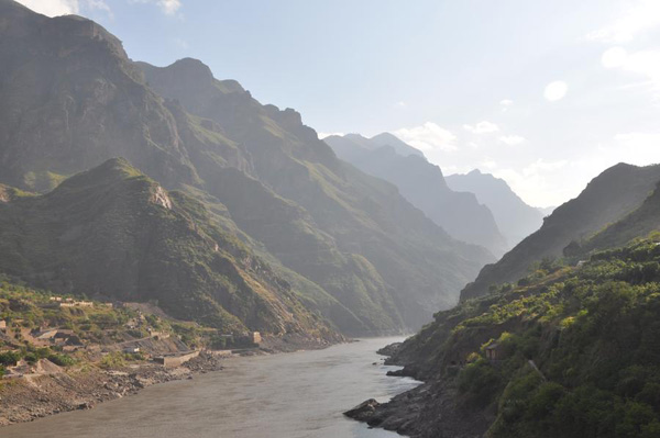 The photo taken on November 17, 2014 shows the Jinsha River at Jiaoping du, Yunnan province. [Photo/Xinhua]