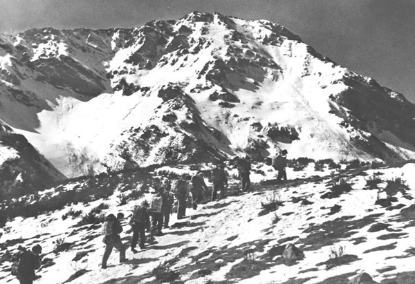 The Red Army climbed Jiajinshan, the first snow-capped mountain that the Red Army conquered during the Long March, in June 1935. Climbing snow-capped mountains and passing the meadows in Sichuan province helped the Red Army avoid the blockades set up by enemy soldiers. [Photo/Xinhua]