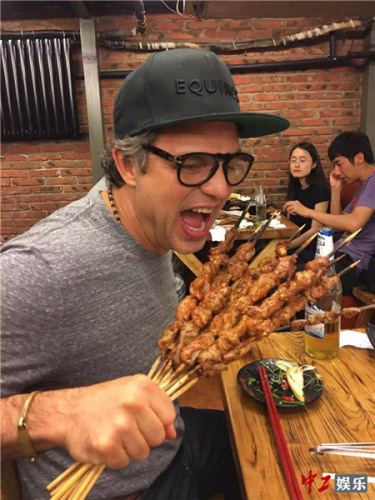 Ruffalo tries out Beijing barbecue. (Photo/workercn.cn)
