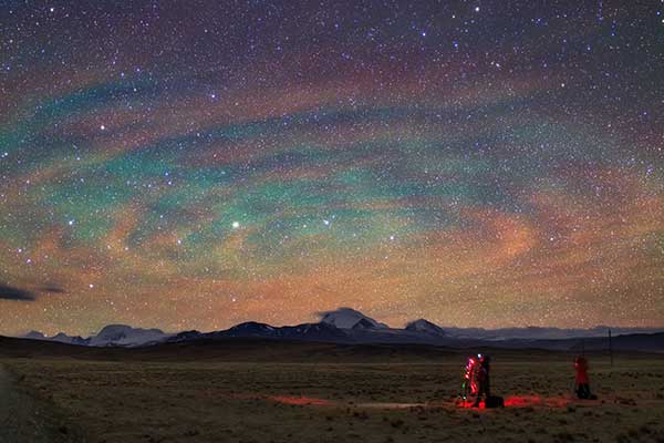 Airglow rippling over the Himalayas, taken on April 27, 2014.(Photo by Dai Jianfen/for China Daily)
