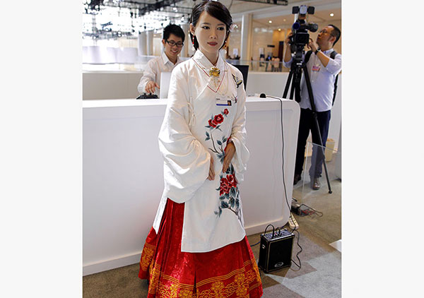 Female robot Jiajia attracted a lot of attention in an exhibition hall in Tianjin on Sunday. (Photo/China Daily) Female robot Jiajia attracted a lot of attention in an exhibition hall in Tianjin on Sunday. (Photo/China Daily)