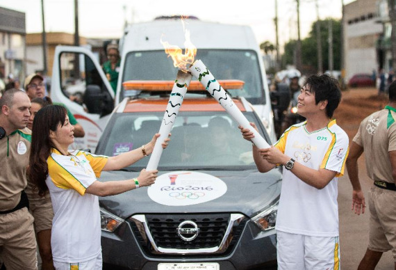 Chinese concert pianist Lang LangL) participates in the Rio Olympics torch relay on June 30, 2016. (Photo/Xinhua) 