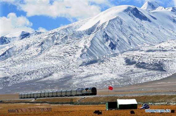 File hoto taken on Sept. 28, 2014 shows a train running on the Nagqu section of the Qinghai-Tibet railway, southwest China's Tibet Autonomous Region. (Photo/Xinhua)