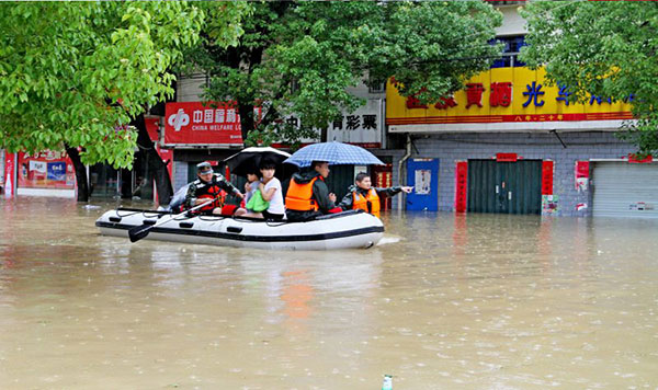 Rescuers evacuate a woman and her child in Chaohu city, Anhui province on July 2, 2016. (Photo by Li Tinghe and Ma Fengcheng/chinadaily.com.cn)