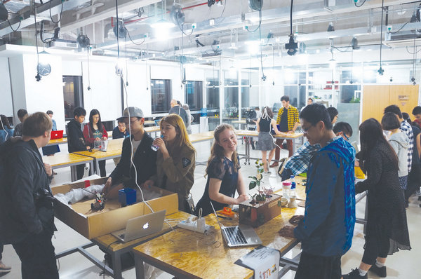 Students of the IMA course at Shanghai NYU explain to their peers how their end-of-semester projects work. (Photo provided to China Daily)