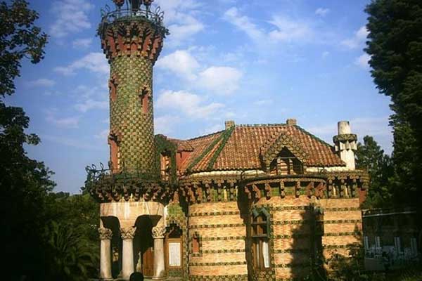 El Capricho de Gaudi, a summer house built from 1883 to 1885 by Gaudi in Comillas, bears the green glaze and brackets that are unique in China's ancient architecture.(Photo provided to China Daily)