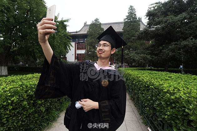 An Yongrui poses for a graduation photo.(Photo from web)