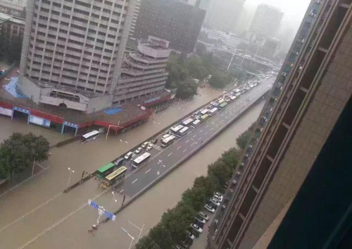 A section of road in Wuhan is inundated with water on July 6, 2016. (Photo provided to chinadaily.com.cn)