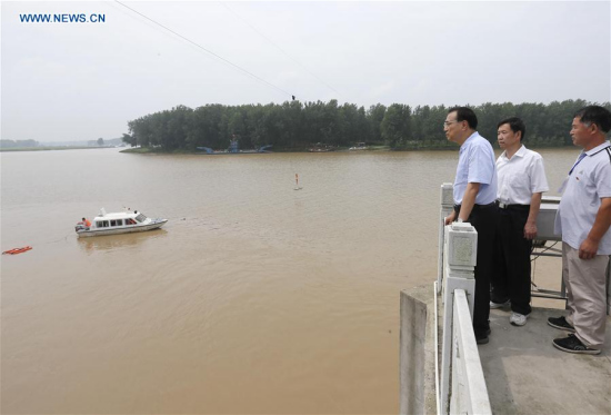 Chinese Premier Li Keqiang inspects flood control of the Huaihe River at Wangjiaba in Fuyang, east China's Anhui Province, July 5, 2016. Li Keqiang made an inspection tour in Anhui, Hunan and Hubei provinces on Tuesday and Wednesday to see flood control and disaster relief at first hand. (Xinhua/Pang Xinglei)