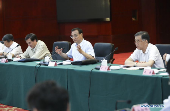 Chinese Premier Li Keqiang (2nd R) presides over a meeting on flood control and disaster relief in Yueyang, central China's Hunan Province, July 5, 2016. (Xinhua/Pang Xinglei) 