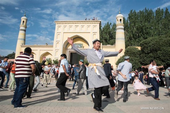 Muslims dance in front of the Id Kah Mosque in Kashgar, northwest China's Xinjiang Uygur Autonomous Region, July 6, 2016. Muslims on Wednesday across China celebrated the Eid al-Fitr, which marks the end of the Muslim holy month of Ramadan. (Xinhua/Bu Duomen)
