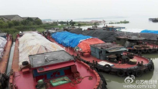 Boats carrying household garbage and construction waste are found docked at a wharf inside a provincial rehabilitation center at Jiangdong Village on Xishan island in east China's Taihu lake.  (Photo/Weibo account of Suzhou Daily)