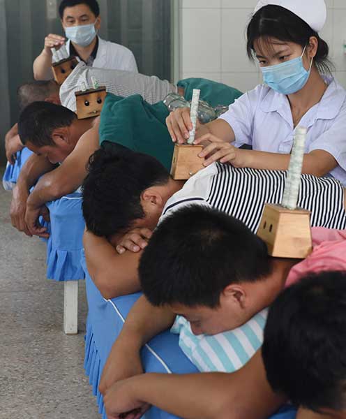 Patients receive treatment at a Traditional Chinese Medicine hospital in Dongguang county, Hebei province, in June. (Fu Xinchun / For China Daily)