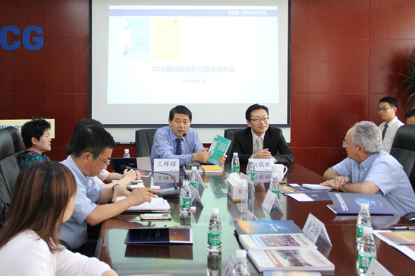Wang Huiyao, the president of the Center for China and Globalization (CCG), and Dr. Liu Yipeng, the associate professor with Birmingham University Business School, introduce new books released by the CCG in Beijing on July 7, 2016. (Photo/CRIENGLISH.com)